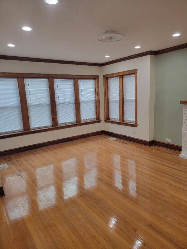 Building Photo - 4830 W Oakdale Ave