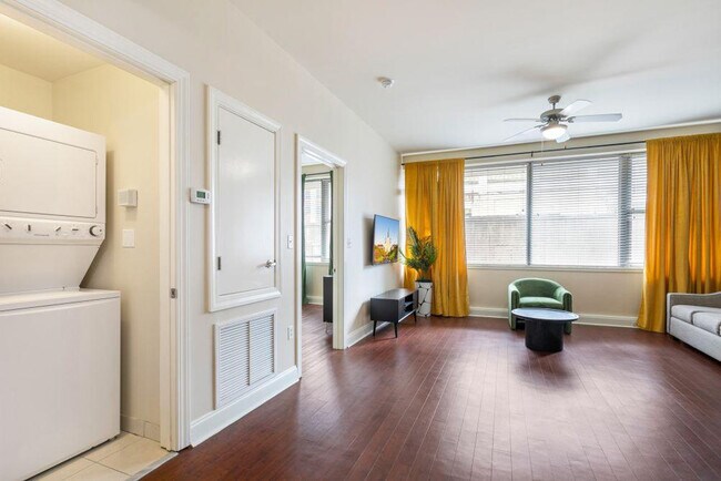 Building Photo - 925 Common St