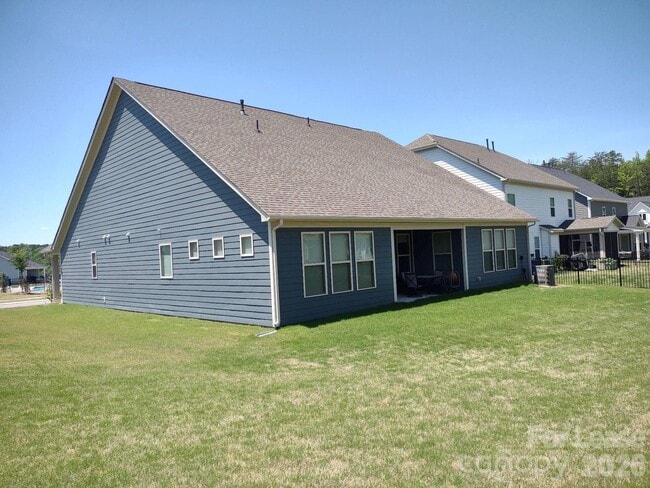 Building Photo - 906 Acorn