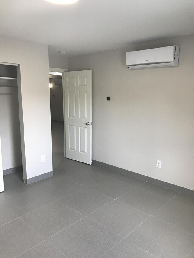 Building Photo - 142 SW 8th Ave