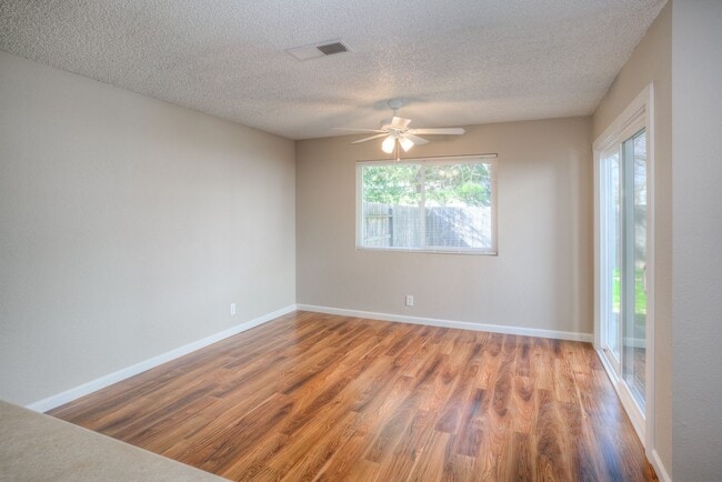 Building Photo - Greenwood Estates has an Excellent 2 Bedroom, 1.5 Bath Townhouse with a Backyard and Garage!