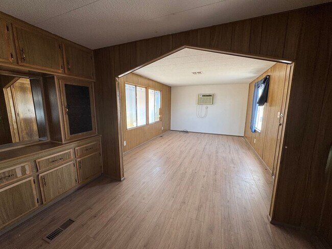 Building Photo - 384 Moser Ave