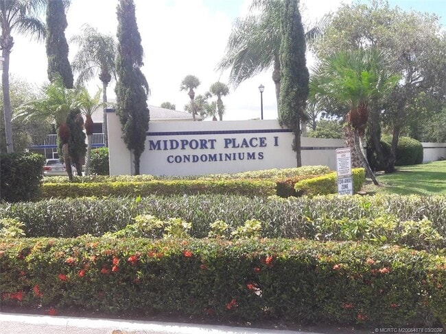 Building Photo - 1524 SE Royal Green Cir