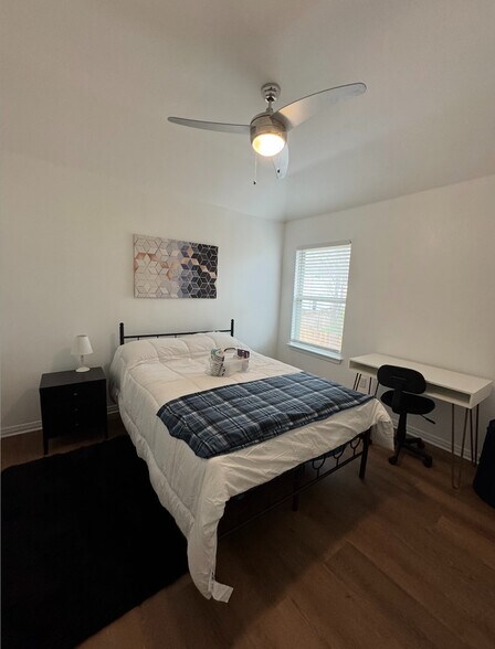 Building Photo - Room in Condo on Red Bud Ridge Ln