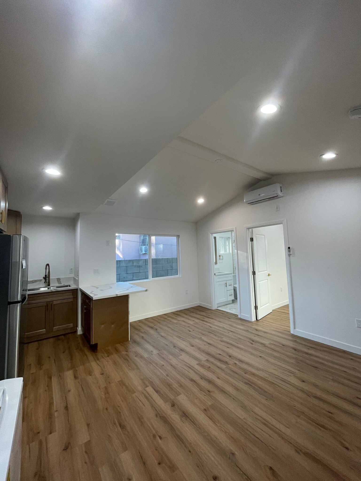 Building Photo - 1346 W 37th St