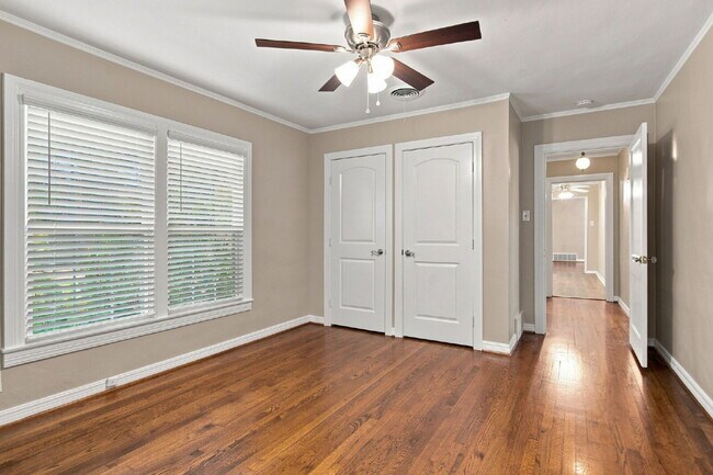 Building Photo - "Adorable 2-Bedroom, 1-Bath in Home with Beautiful Oak Floors, Spacious Yard and Lawn Service Inc...