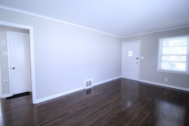 Building Photo - 305 E 78th Terrace