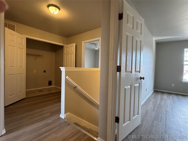 Building Photo - 14246 S Hickory St