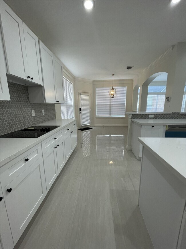 Building Photo - 5622 Lake Pl Dr