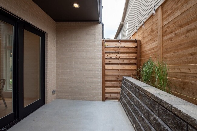 Building Photo - Stunning End Unit Townhome in Salemtown