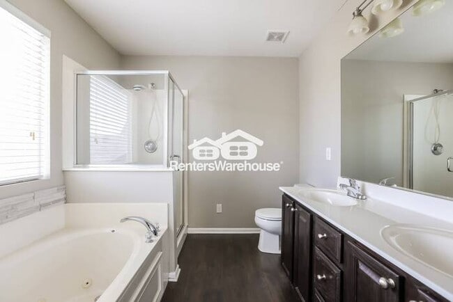 Building Photo - Amazing 4 Bed, 2.5 Bath Home in Lee's Summ...
