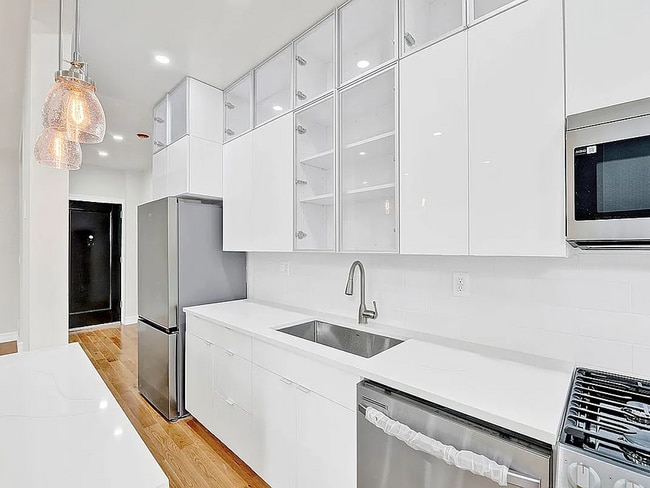 Building Photo - 7101 Shore Rd