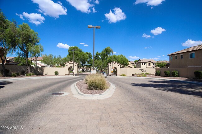 Building Photo - 1090 W Caroline Ln