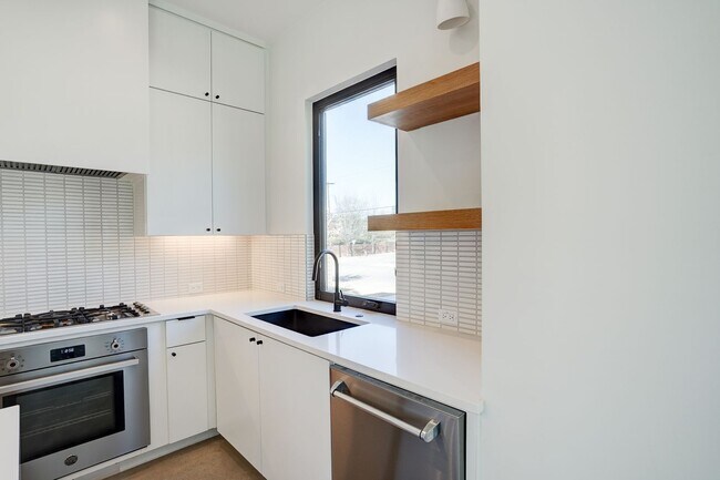 Building Photo - Spacious 3-Bedroom, 2.5-Bath Contemporary ...