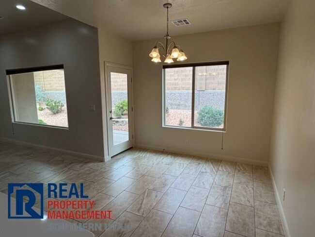 Building Photo - Home in Painted Desert