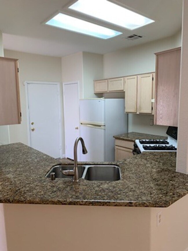 Building Photo - Amazing 2 bedroom Home- NW