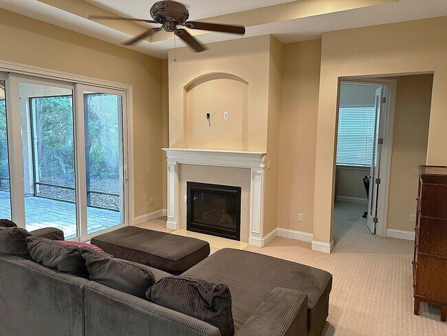 Building Photo - Must See, 4/3 furnished, Walking Distance ...
