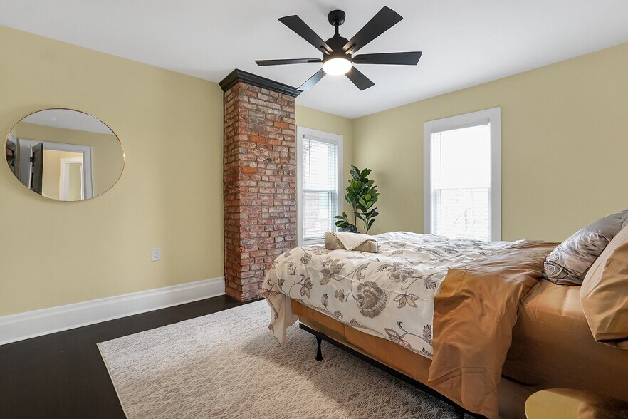 Queen bedroom - 1756 Oak St