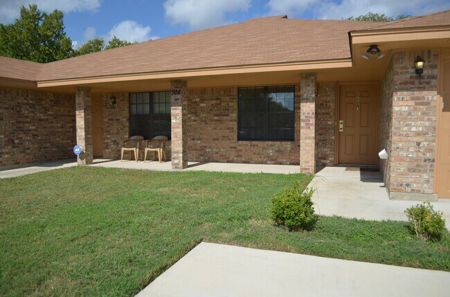 Primary Photo - 914 Crymes Ln