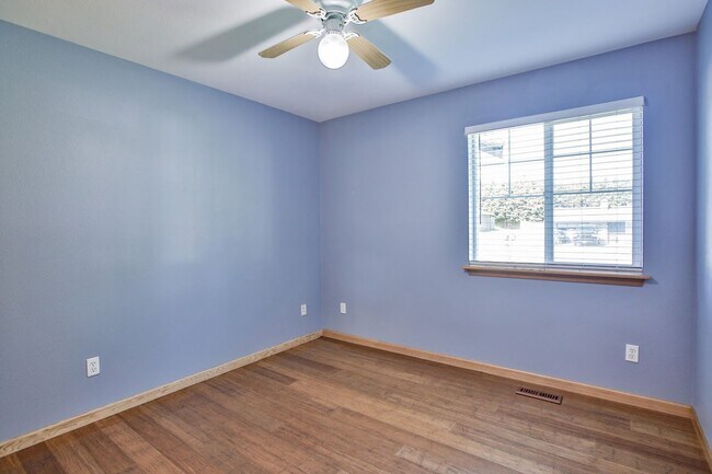 Building Photo - Lovely Home located in Oak Harbor and Ready for a New Tenant!