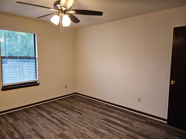 Building Photo - $1150 - 2/2 - Jefferson Square End Unit!