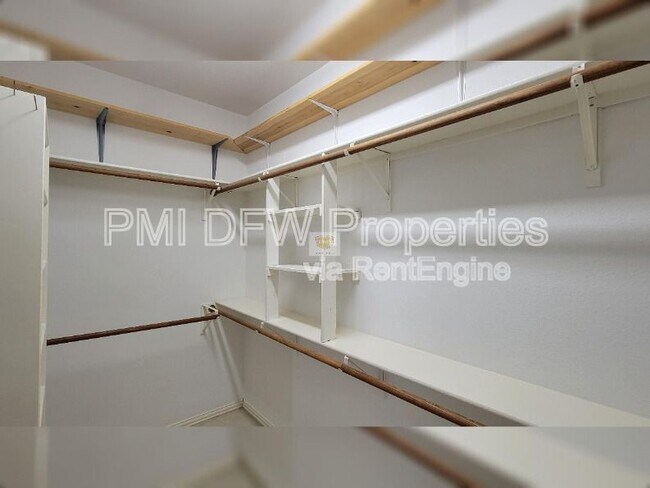 Building Photo - 2400 Spillway Cir