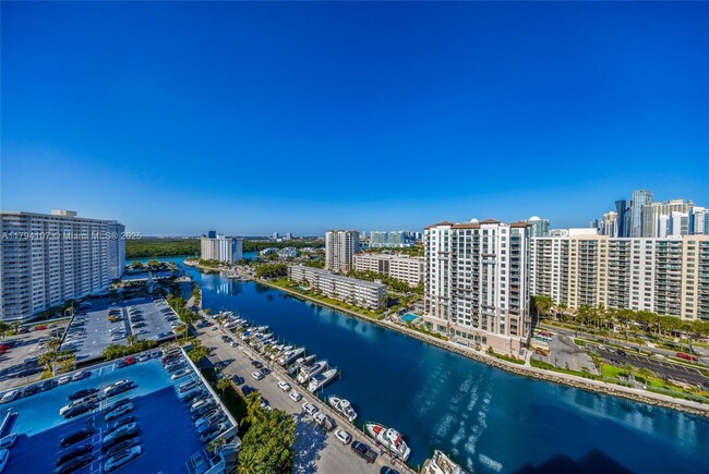 Building Photo - 100 Bayview Dr