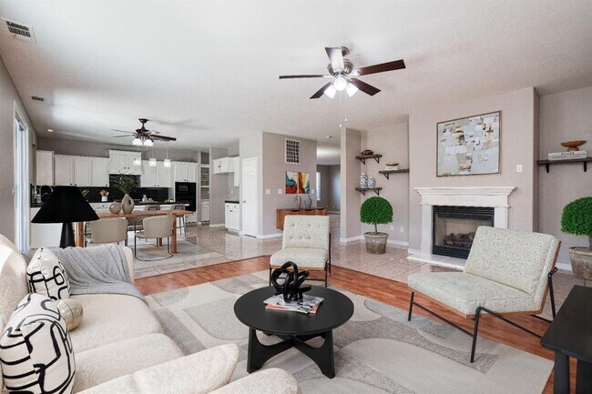 Building Photo - Perfect 6/3 Clovis Home for Large Family!