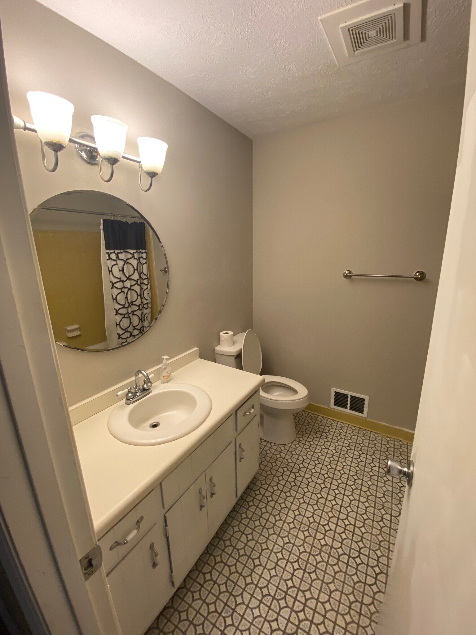 Building Photo - 1015 Eastview Rd NE