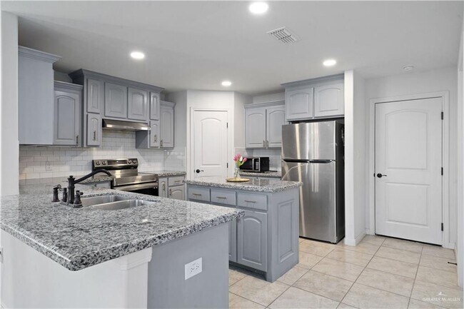 Building Photo - 21 N 26th Dr