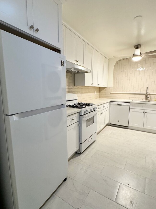 Building Photo - Charming 3-Bedroom Front Home in Lakewood