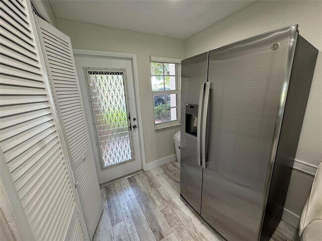 Building Photo - 2601 S Palm Aire Dr