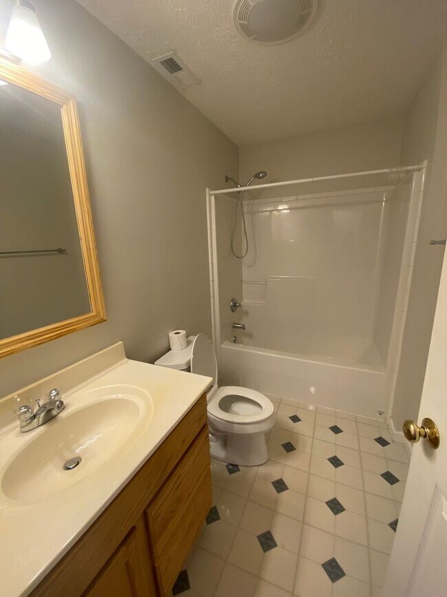 Building Photo - 3 bedroom 2.5 bath house in Cherokee