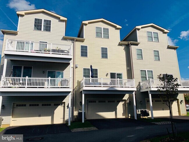 Building Photo - 102 Agnes Grace Ln
