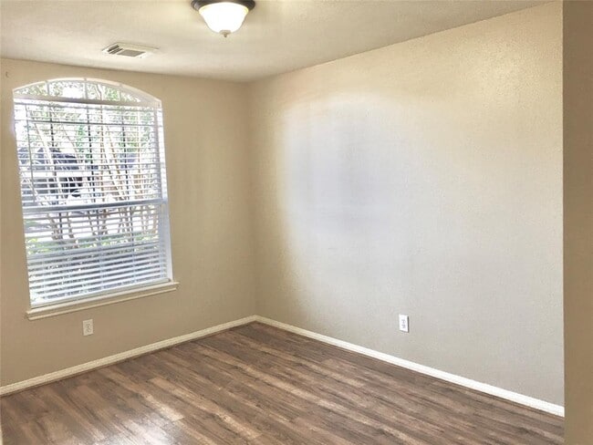 Building Photo - 4935 Linden Pl