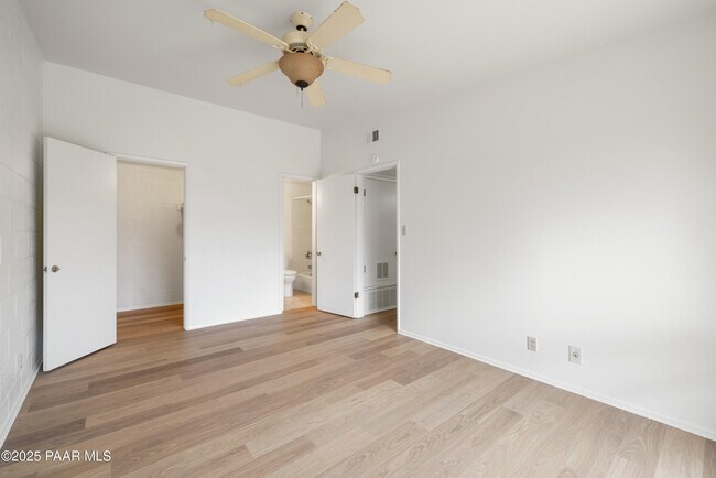 Building Photo - 340 Country Club Cir