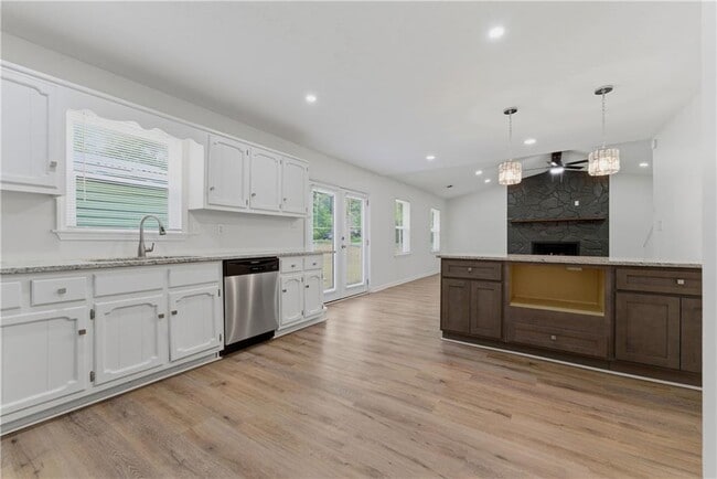 Building Photo - 5081 Hubert Dr