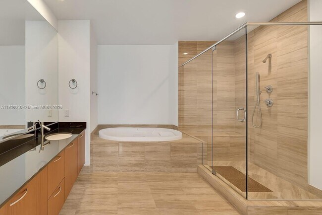 Building Photo - 15811 Collins Ave