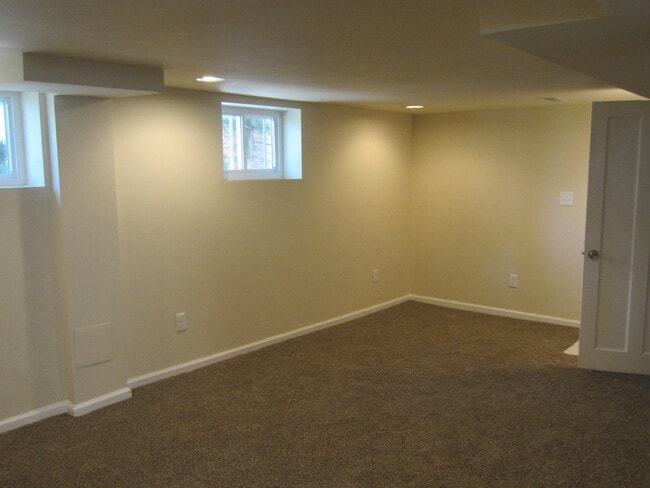 Building Photo - Updated 2 Bedroom 2.5 Bath in Pleasant Ridge Inc. Finished Basement with Bonus Room