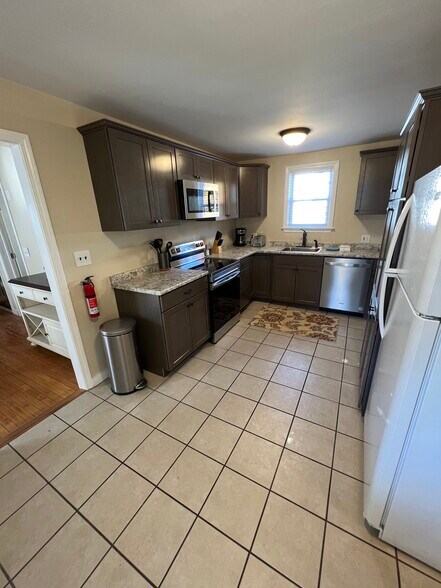 Building Photo - 329 Turner St