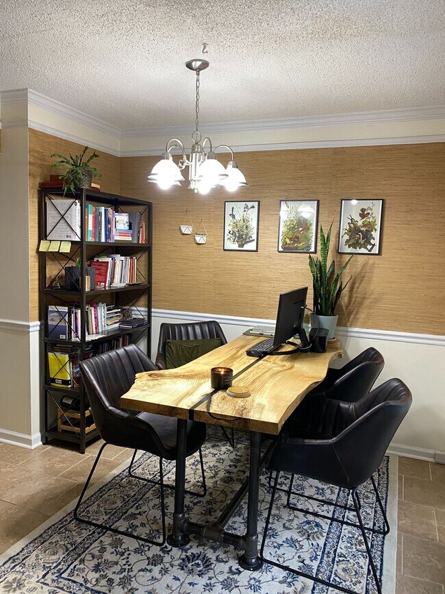 Building Photo - Stunning 2 bed, 2.5 bath townhouse just off the Oconee Connector