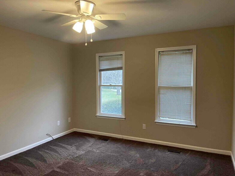 Building Photo - 1235 Shakentown St