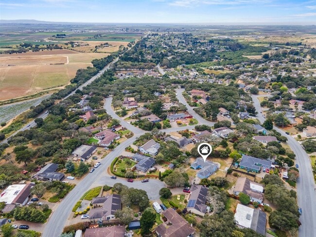 Building Photo - Four Bedroom in Oak Hill Oaks