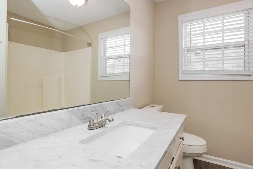 Building Photo - 385 River Trace Dr