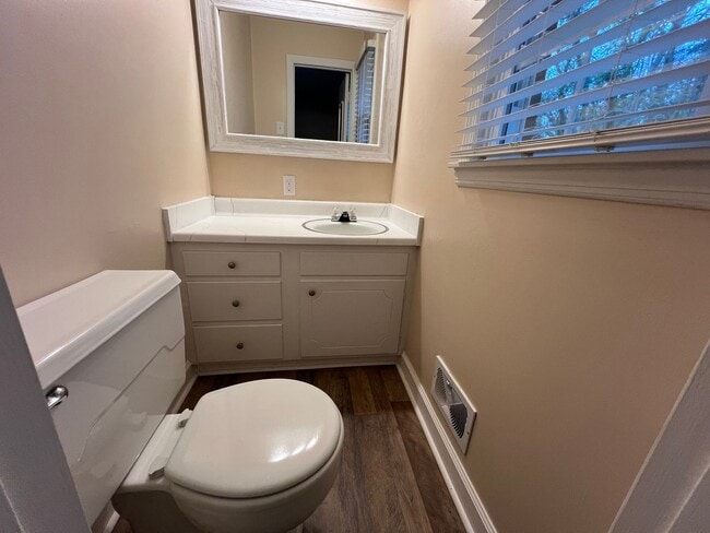 Building Photo - 3 Bedroom 1.5 Bathroom House for rent