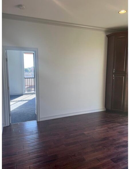 Building Photo - 1132 S Doheny Dr