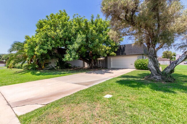 Building Photo - Spacious 2 Bed, 2 Bath Woodland Park Townhome