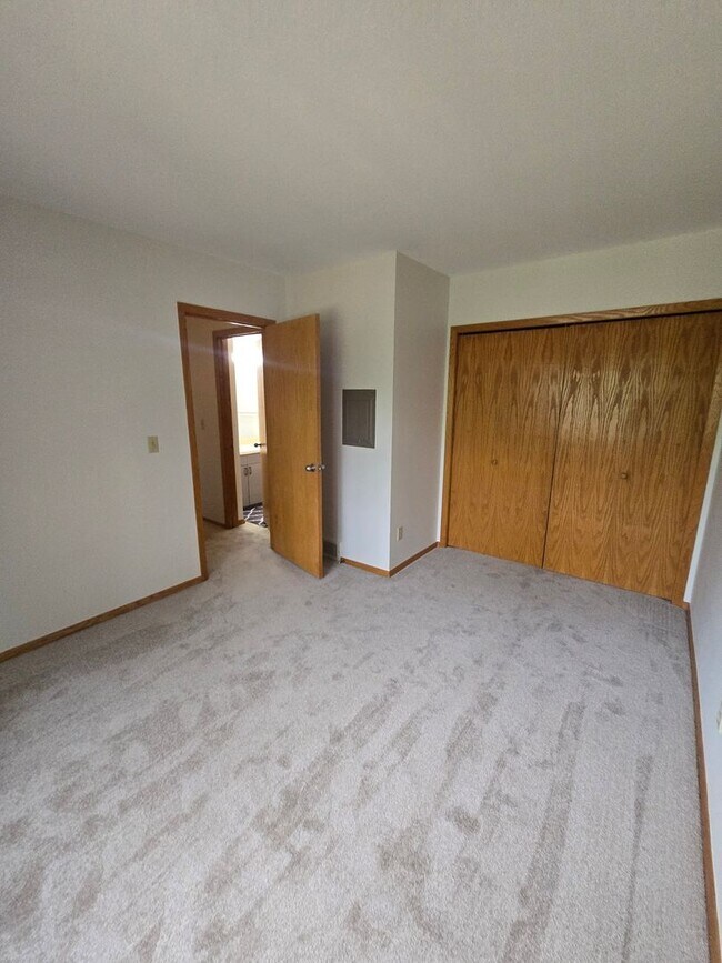 Building Photo - Super Clean and Private!