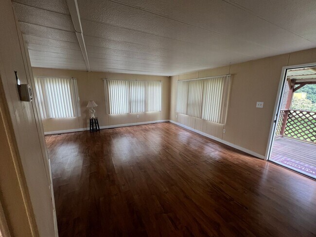 Building Photo - Quiet 2 bedroom home