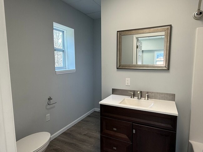 Building Photo - Private 3 bed 2bath house in North Johnson City! - Available NOW